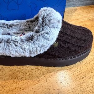 NWT Bobs Memory Foam Keepsake Lite Warm Greetings Slippers in Chocolate. Sz 7.5